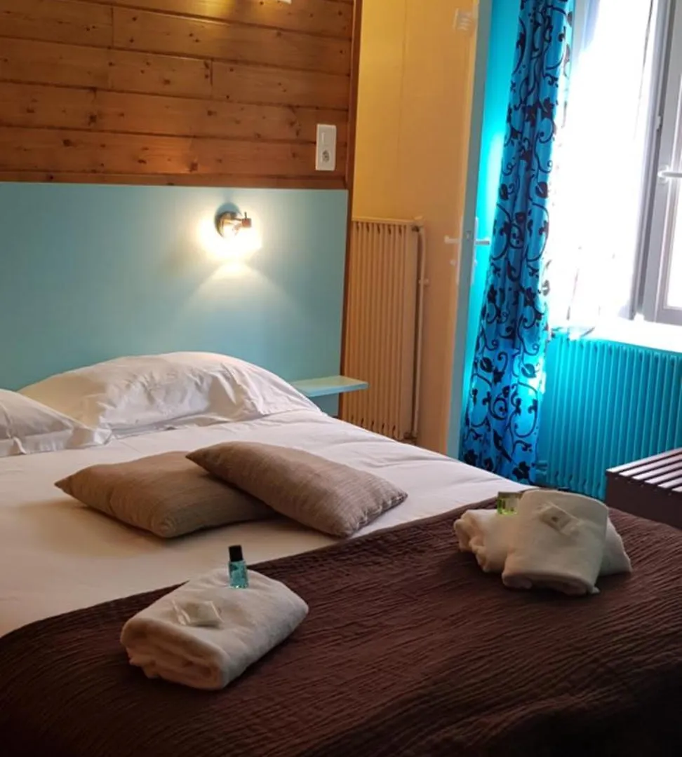 **  Logis Hotel Restaurant Les Carillons Cransac France