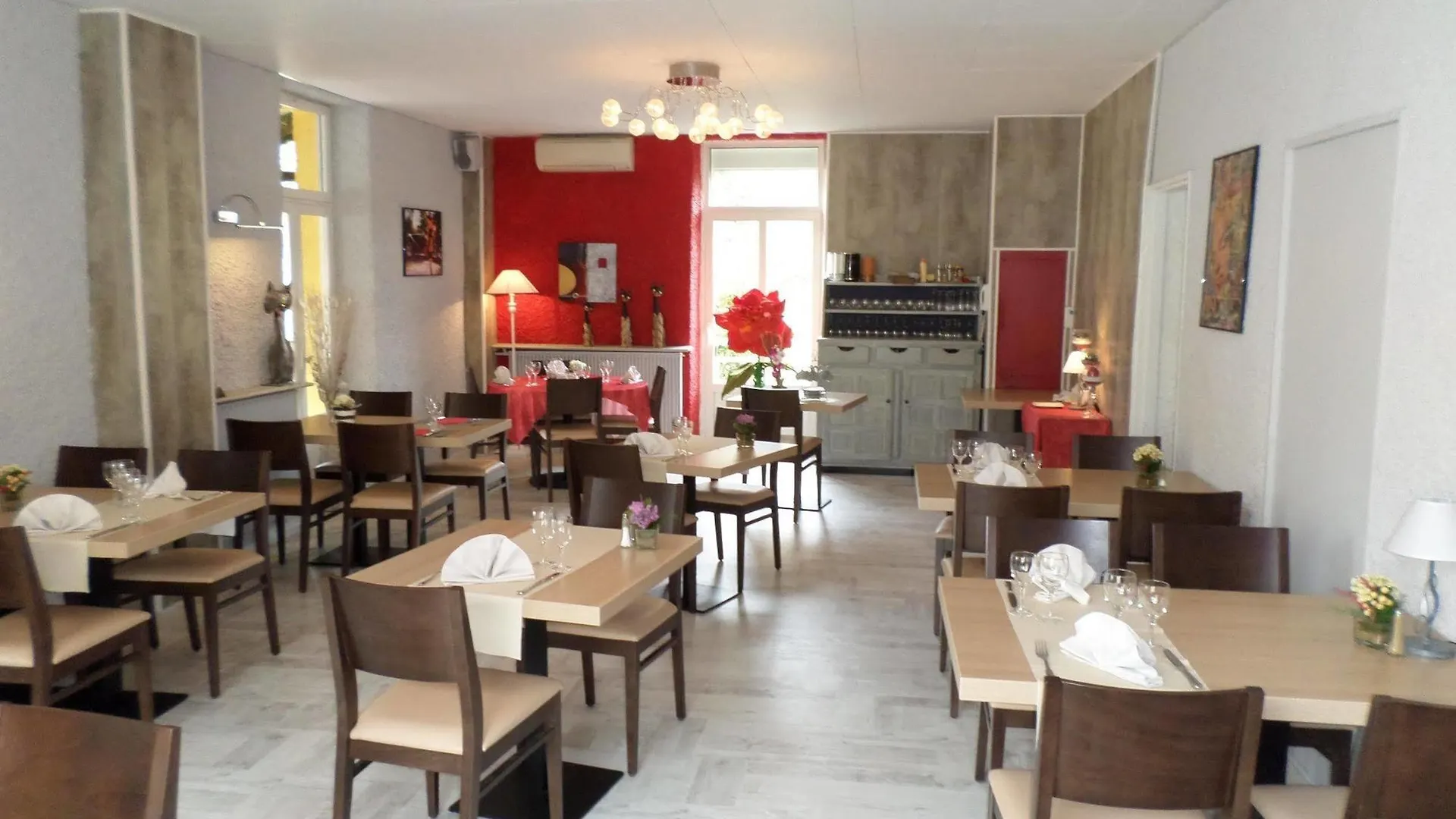 **  Logis Hotel Restaurant Les Carillons Cransac France
