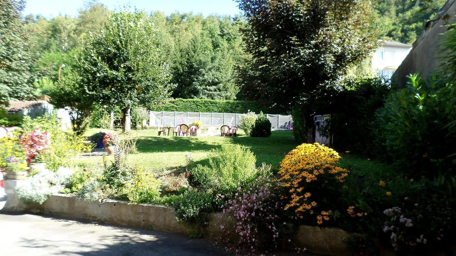 **  Logis Hotel Restaurant Les Carillons Cransac France